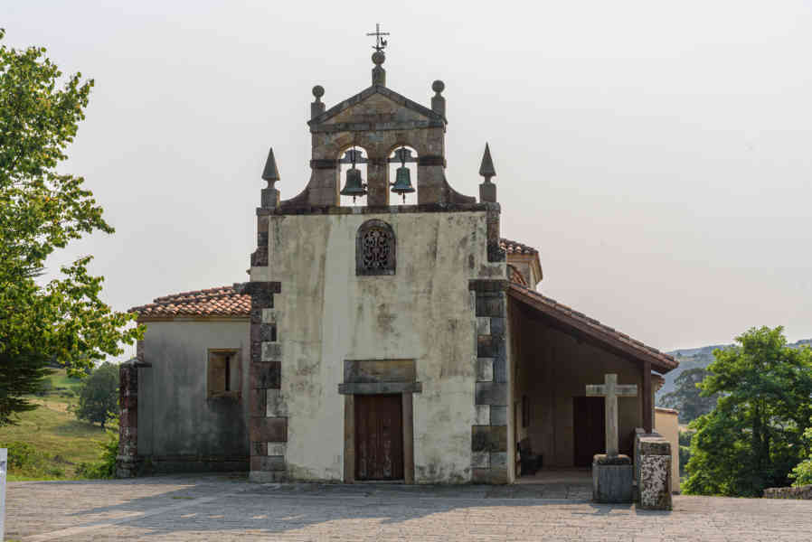 Principado de Asturias 022 - Bedriñana - iglesia de San Andrés de Bedriñana.jpg